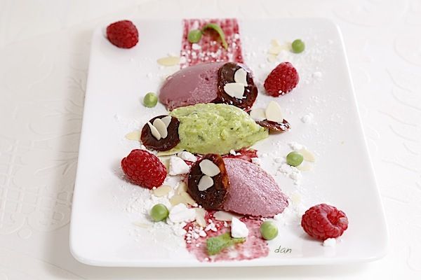DUO DE MOUSSES GLACÉES FRAMBOISES ET PETITS POIS, TUILES DE CARAMBAR AUX AMANDES