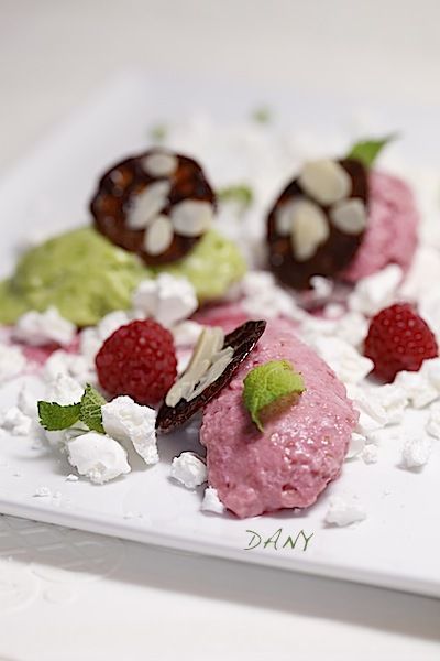 DUO DE MOUSSES GLACÉES FRAMBOISES ET PETITS POIS, TUILES DE CARAMBAR AUX AMANDES